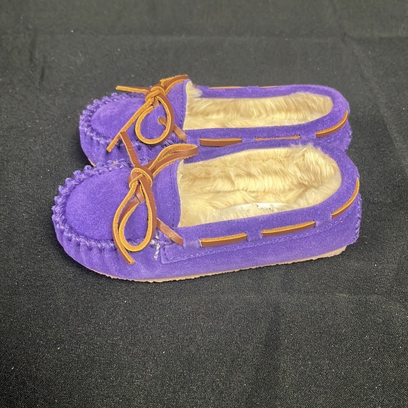 Minnetonka Child’s Cassie Purple Slipper (2923) - Picture 4 of 7